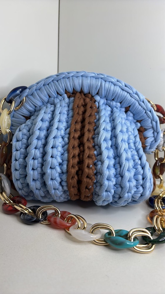 Borsa artigianale all'uncinetto azzurra e cioccolato