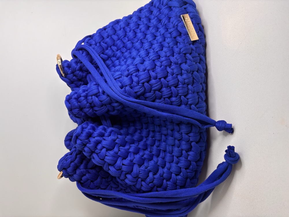 Borsa artigianale all'uncinetto blu royal