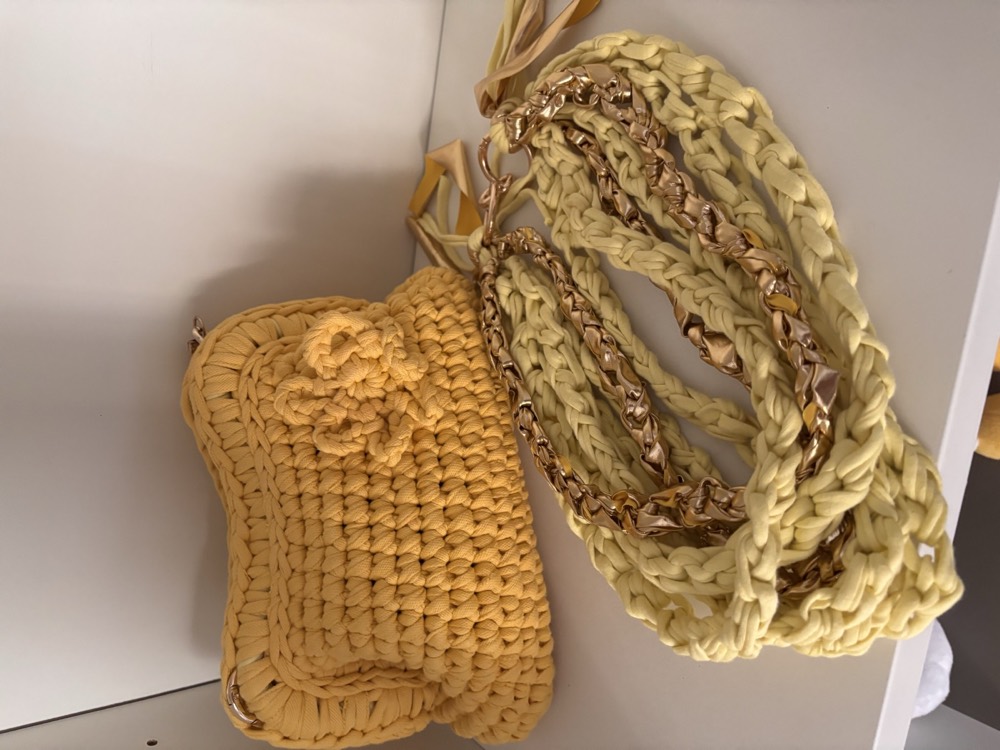 Borsa artigianale all'uncinetto color senape con dettagli dorati