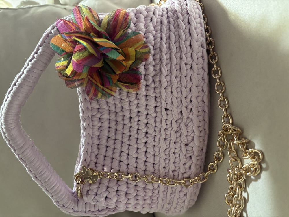 Borsa artigianale all'uncinetto lavanda con dettagli arcobaleno