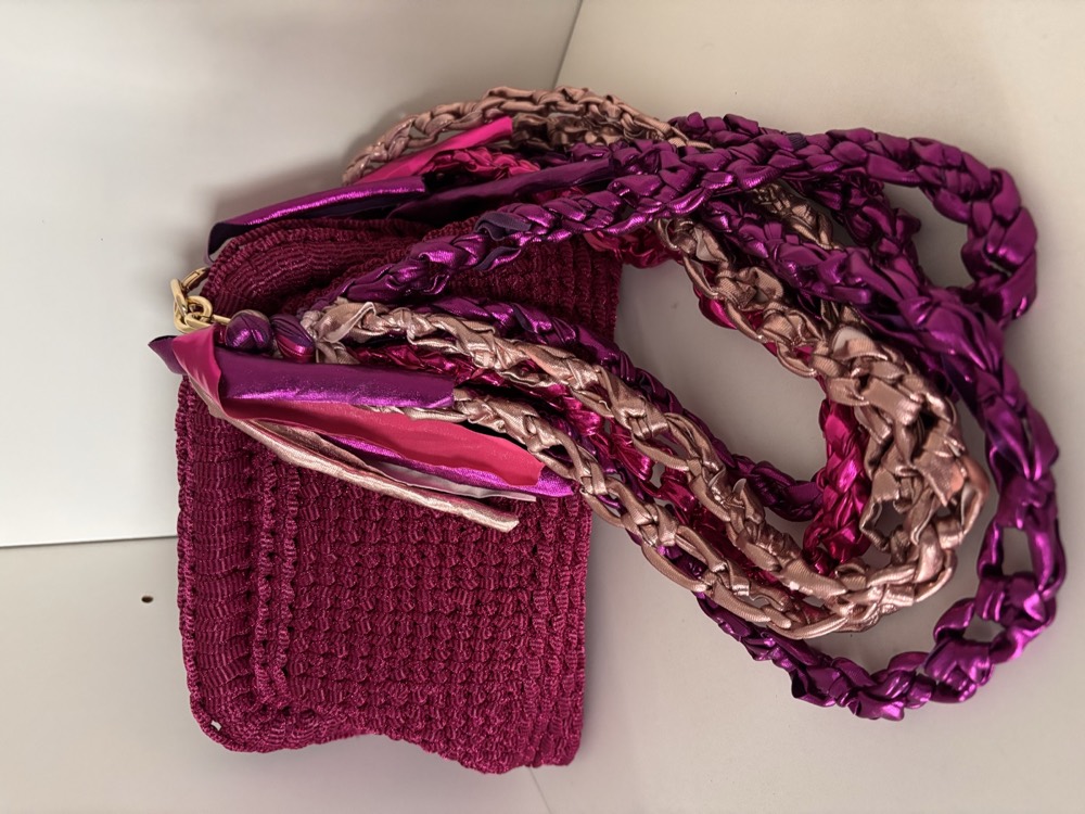 Borsa artigianale all'uncinetto magenta e tortora