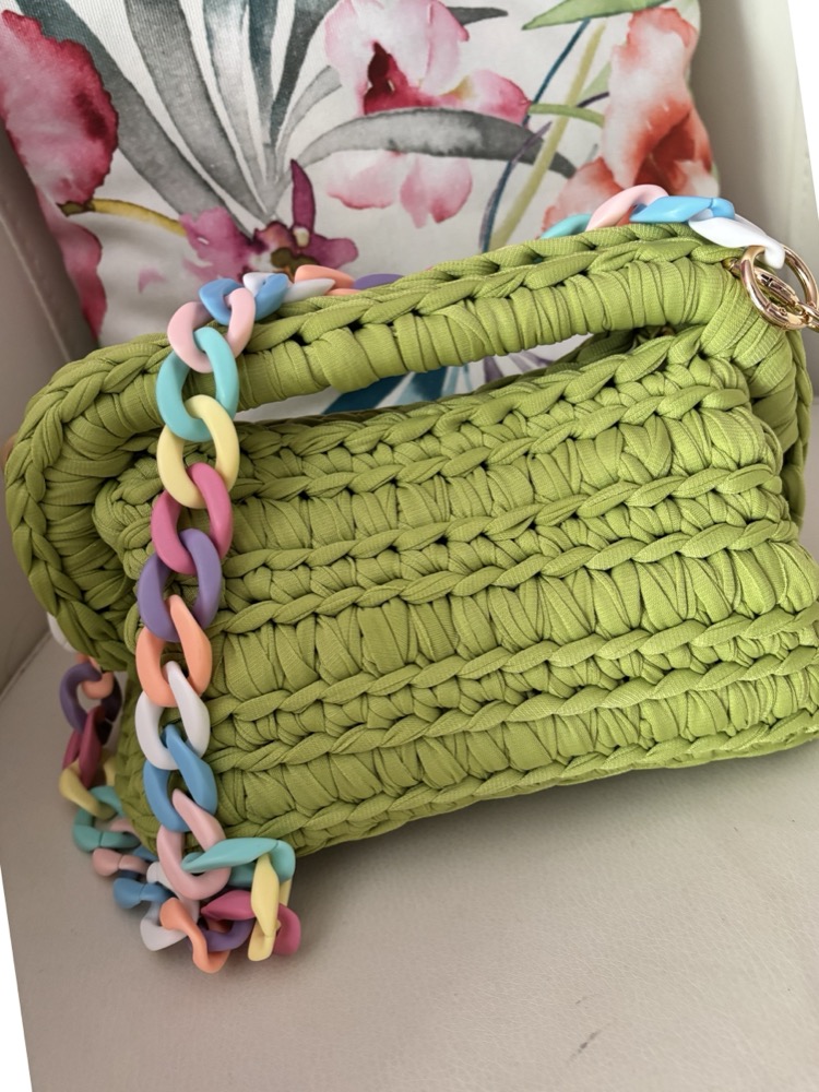 Borsa artigianale all'uncinetto color pistacchio con catena pastello