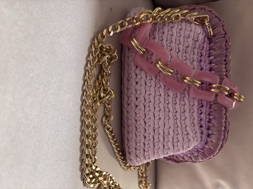 Borsa artigianale all'uncinetto rosa antico con dettagli dorati
