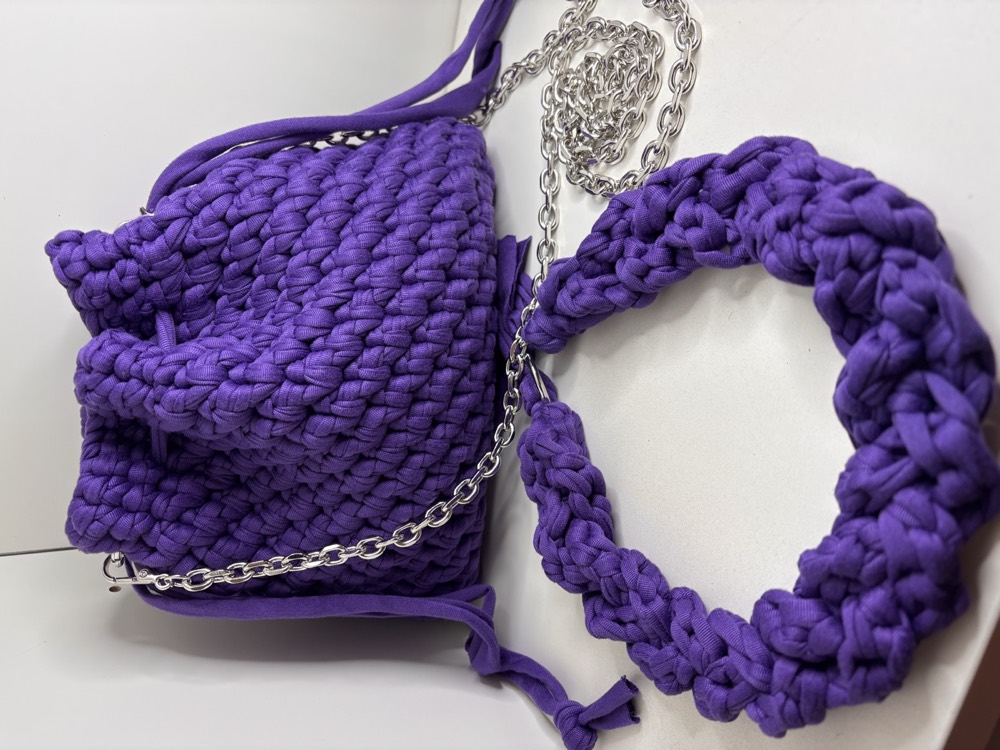 Borsa artigianale all'uncinetto viola con catena argentata