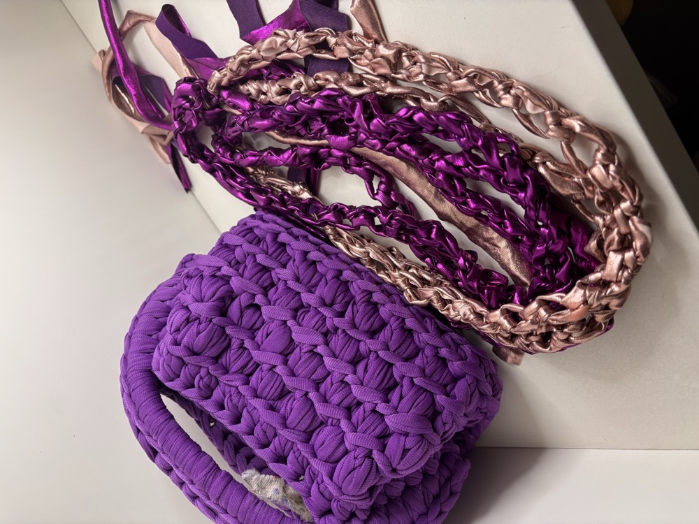 Borsa artigianale all'uncinetto viola con tracolla in corda rosa